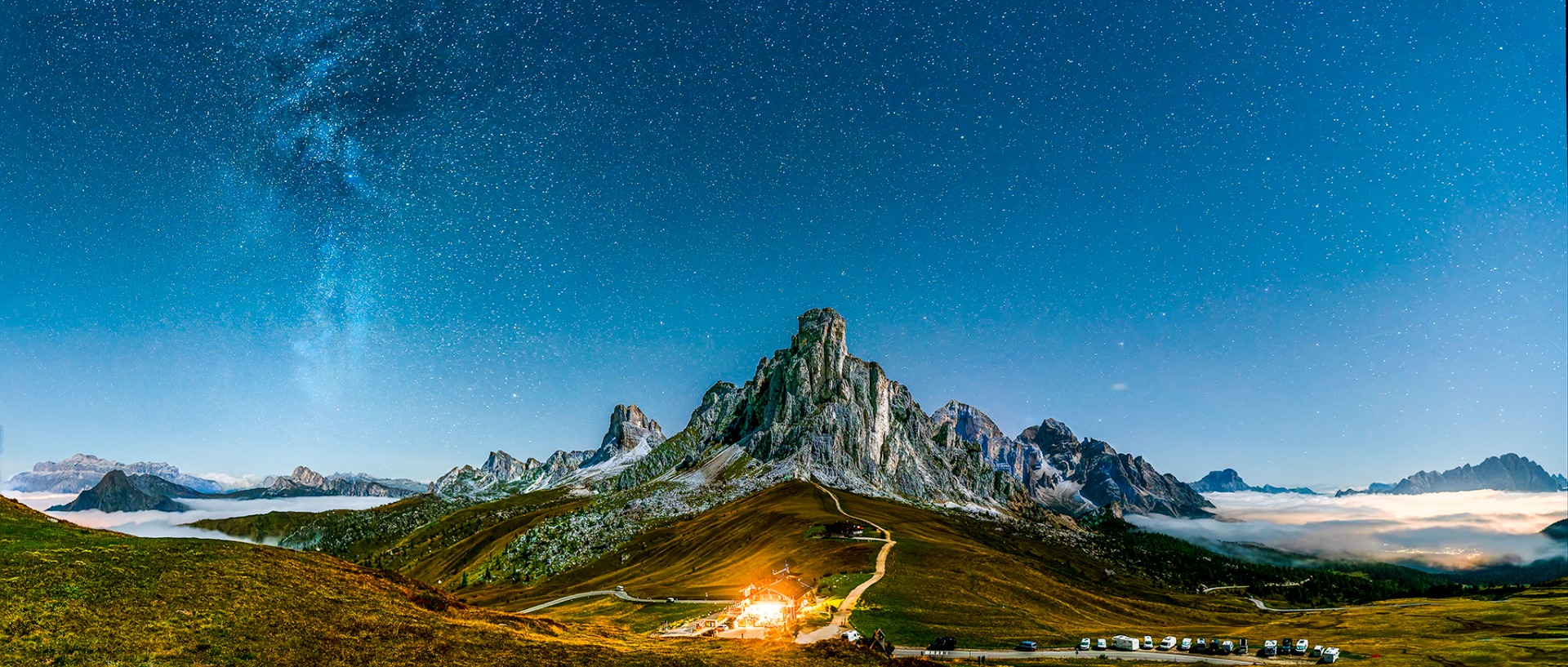 A Giau-hágó éjjeli fényben