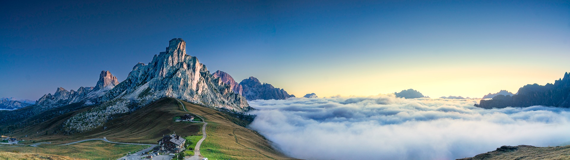 Passo Giau és a völgy felett lebegő köd