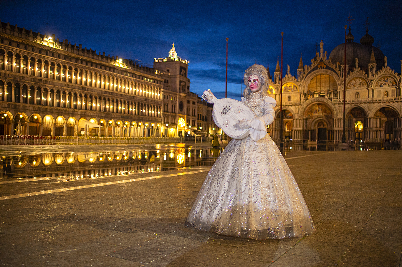 Maszkos hölgy a Szent Márk téren